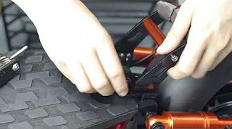Comment remplacer le repose-pieds/protège-pieds par le siège amovible pour scooter électrique iENYRID M4 PRO S+ 